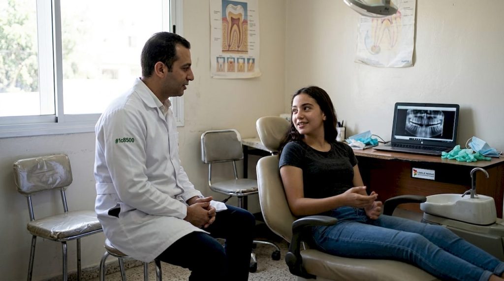 Consultație de ortodonție într-un cabinet stomatologic