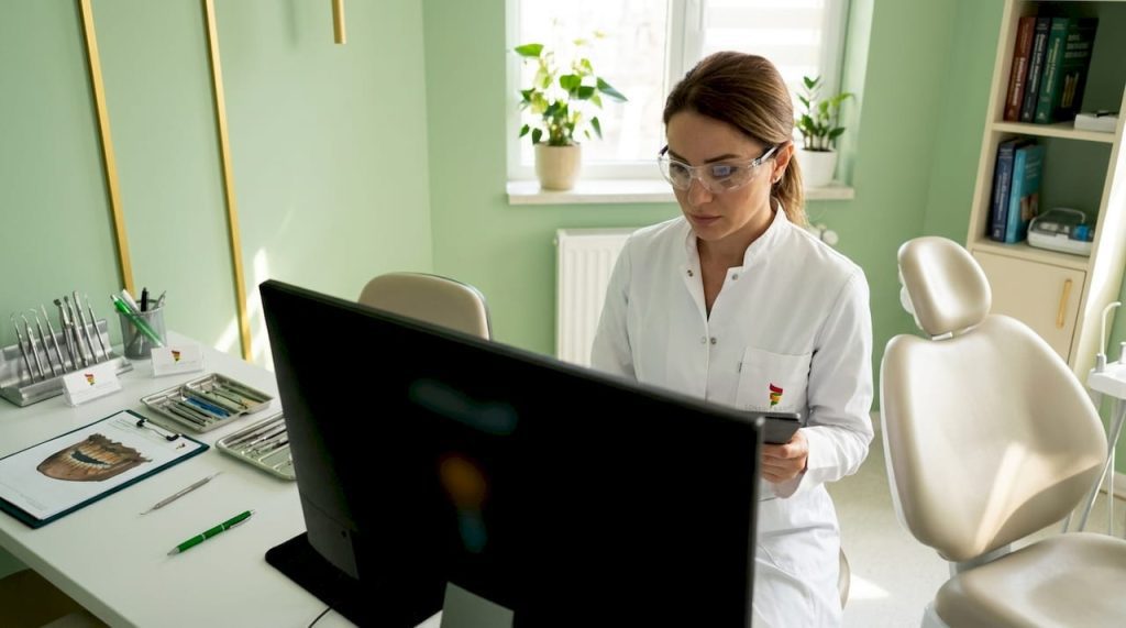 Chirurgul stomatolog analizează scanarea 3D pentru implant