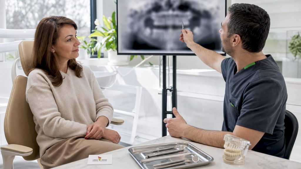 Consultație stomatologică pentru tratamentul cu implant dentar