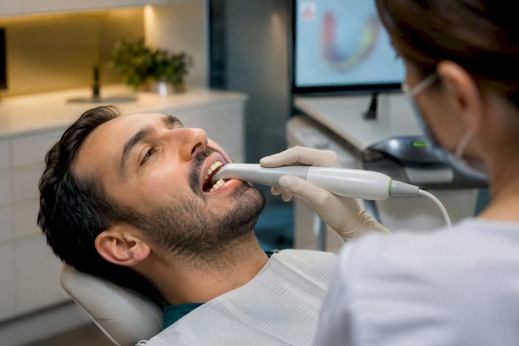 Scanare intraorală pentru realizarea unei coroane dentare