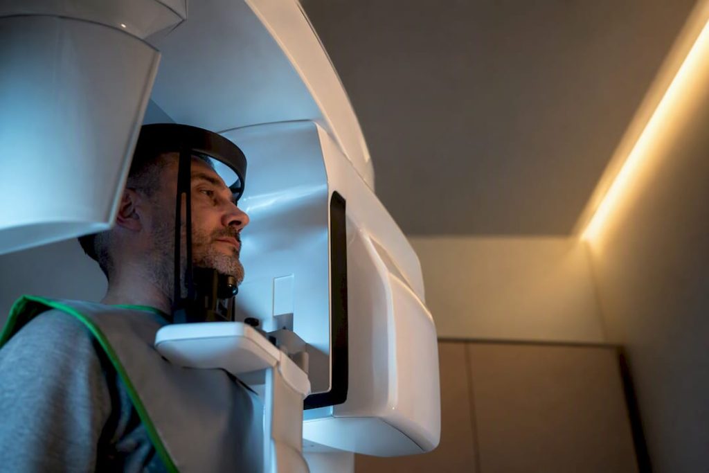 Aparat CBCT cu pacient în timpul scanării